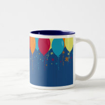 Globos y taza de la celebración del confeti