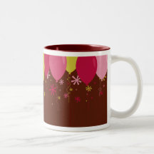 Globos y taza de la celebración del confeti