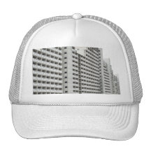 Gorra del camionero con arquitectura residencial