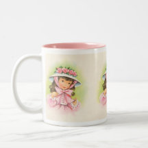 Gorra grande con los rosas en una niña taza de café