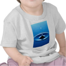 Gotas de rocío azules en el océano camisetas