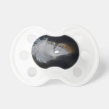 Gotita del agua en una pluma blanca chupete