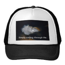 Gotita del agua en una pluma blanca gorra