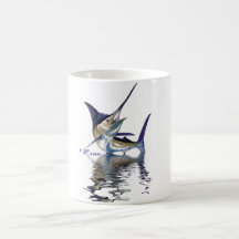Gran aguja con la reflexión en agua taza de café