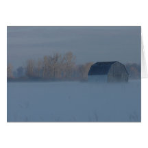 Granero en niebla del invierno tarjetas