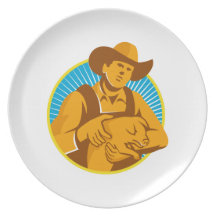 Granjero de cerdo que sostiene retro delantero del platos de comidas