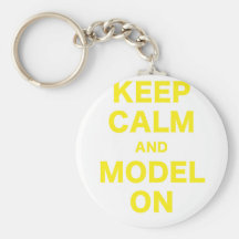 Guarde la calma y el modelo encendido llaveros personalizados