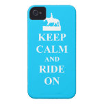 Guarde la calma y monte en (azul claro) iPhone 4 Case-Mate carcasas