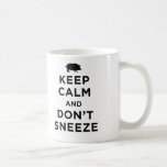 Guarde la calma y no estornude taza