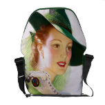 Guillermo Fulton Soare: Mujer con binocular bolsas messenger