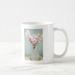 Guisantes de olor en florero antiguo tazas de café