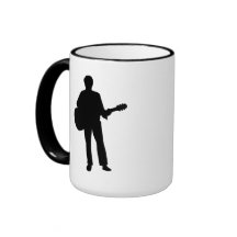 Guitarra del músico del concierto tazas