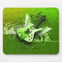 Guitarra en medio del verde - tapete de ratón
