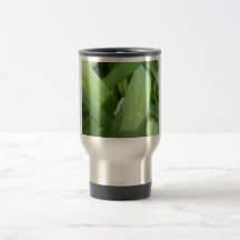 Gusano de la pulgada en la licencia verde taza