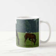 Hacia fuera al pasto taza de café