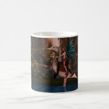 Hada en blanco en una escena de la fantasía del pa tazas de café