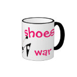 Haga guerra de los zapatos no la taza chistosa