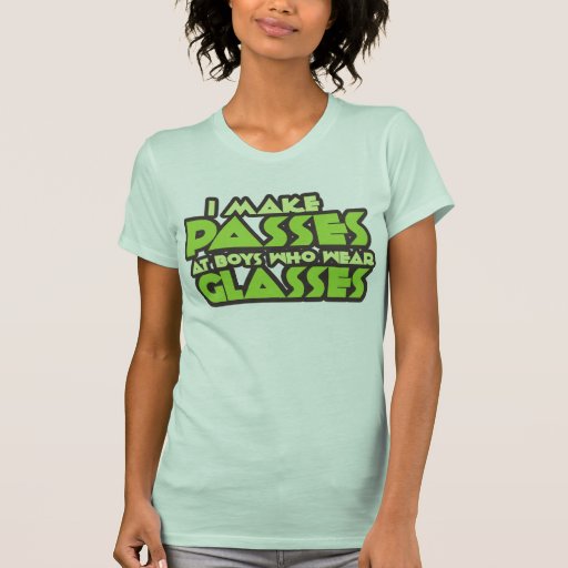 Hago pasos en los muchachos que llevan los vidrios camisetas