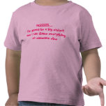 Hermana grande de la invitación del bebé - alguien camiseta