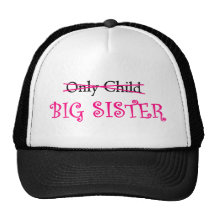 Hermana grande divertida en rosa gorra