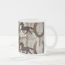 Herraduras de los caballos en los regalos de mader taza de café