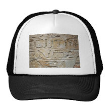 Hieroglyphics en una pared de piedra gorra