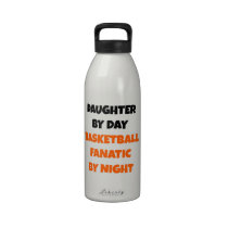 Hija del fanático del baloncesto botellas de agua