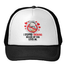 Hijo que fuma parado gorra