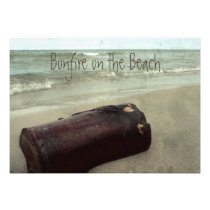 Hoguera retra de la línea de la playa en la playa  invitaciones