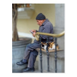 Hombre con su gato - lectura del periódico postal