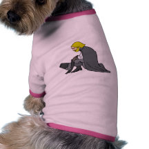 Hombre de arrodillamiento del peregrino camisetas de perro