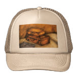 Hombre de negocios - maletas llenas gorro de camionero