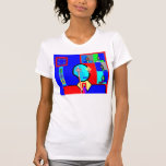 Hombre moderno en azul marino y rojo camiseta