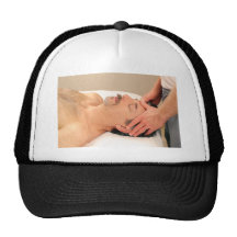 Hombre que da masajes a la cara masculina gorros bordados