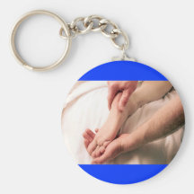 Hombre que da masajes al pie masculino llavero personalizado