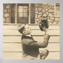 hombre que soporta el pequeño animal con una mano posters