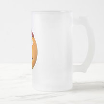 Hombre sonriente anaranjado con su tounge hacia fu tazas de café