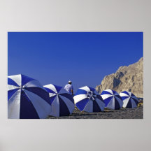 Hombre y parasoles de playa, Santorini (Grecia) Posters