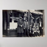 Hombres delante de la farmacia de Hutchings-Davis Impresiones