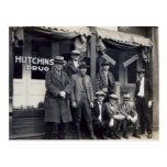 Hombres delante de la farmacia de Hutchings-Davis Postal