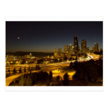 Horizonte céntrico de Seattle Washington en la pue Postal