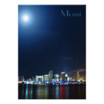 Horizonte de Miami en el panorama de la noche - in