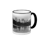 Horizonte de New York City en la noche Tazas De Café
