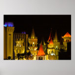 Hotel y casino de Excalibur en la noche Posters