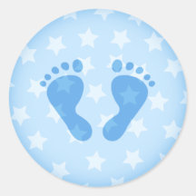 Huellas del bebé azul en un fondo estrellado etiqueta redonda