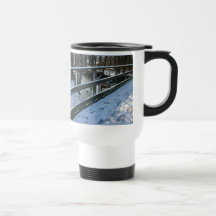 Huellas en la taza del viaje de la nieve