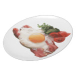Huevo y tocino con la ensalada y los tomates platos de comidas