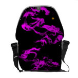 Humo rosado en negro bolsa messenger