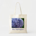 Hydrangeas azules con la bolsa de asas azul de la 
