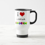 I corazón un niño con autismo tazas